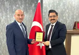 Hakkari İtfaiyecisi Tekin'e 45 Yılın Ödülü: Plaket
