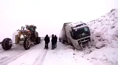 Başkale'de Kar Yağışı Trafik Kazalarına Neden Oldu