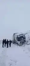 Başkale'de Kar Yağışı: TIR'lar Yolda Kaldı