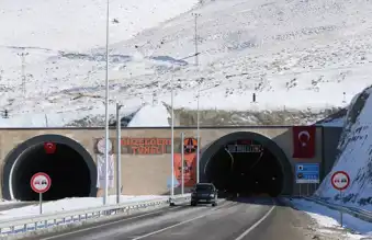 Dağ Geçidinde Güvenli Yolculuk