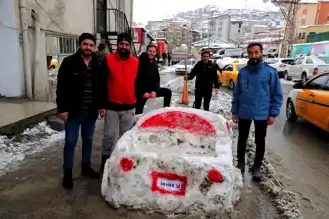 Hakkari Esnafı Kardan Araba Yaptı!