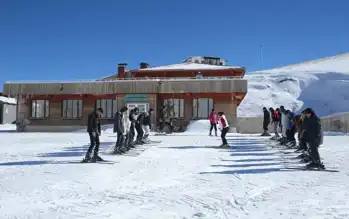 Hakkari'de Gençler Kayak Öğreniyor