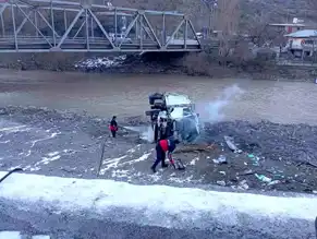 Hakkari'de Çöp Kamyonu Kazası: 3 Yaralı