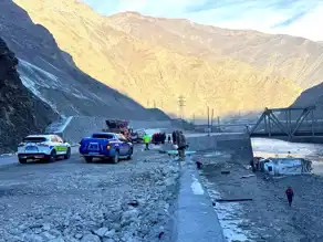 Hakkari'de Çöp Kamyonu Kazası: 3 Yaralı