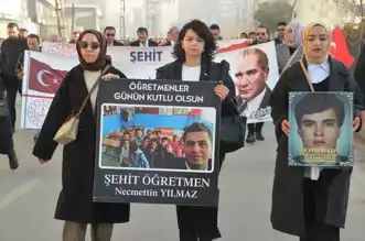 Hakkari Öğretmenleri Şehitlerini Anmak İçin Yürüdü
