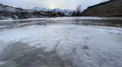 Hakkari Yüksekova'da Şiddetli Soğuk: Dereler Buz Tuttu!