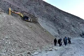 Hakkari Köy Yolları Genişletilip Stabilize Ediliyor