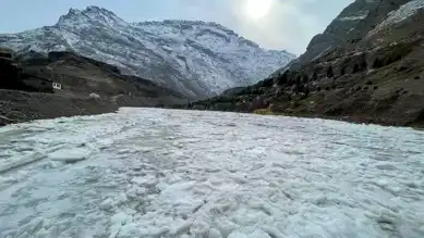 Hakkari'de Zap Suyu Dondu, Vatandaşlar Buz Üzerinde!