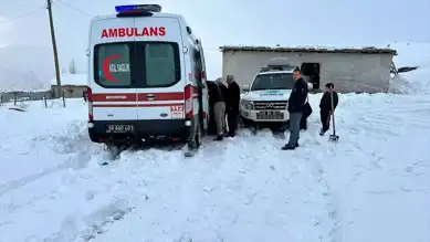 Hakkari'de Karda Mahsur Kalan Yaşlı Kadın Kurtarıldı