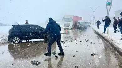 Yüksekova'da Kar Kazası: 2 Sürücü Yaralandı