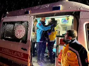 Yüksekova'da Kar Kapanı: 3 Yaşındaki Çocuk Kurtarıldı