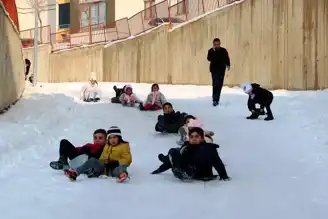 Yüksekova Çocukları Karda Kaymanın Keyfini Çıkardı!