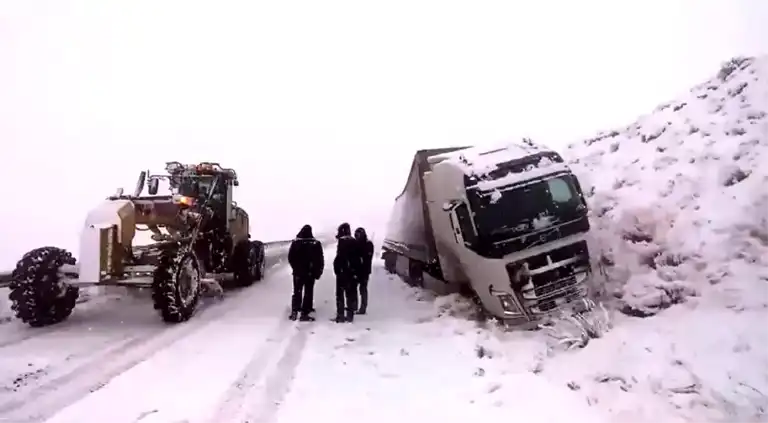 Başkale'de Kar Yağışı Trafik Kazalarına Neden Oldu
