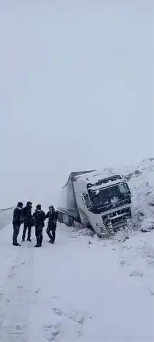 Başkale'de Kar Yağışı: TIR'lar Yolda Kaldı
