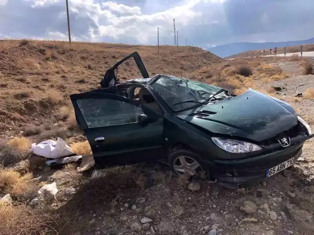 Başkale'de Trafik Kazası: 3 Yaralı