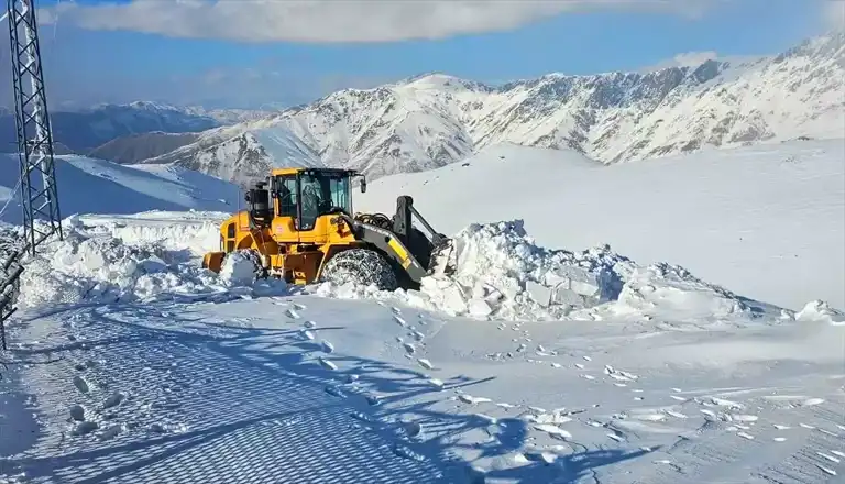 Şemdinli'de Yollar Kar Altında Kaldı!