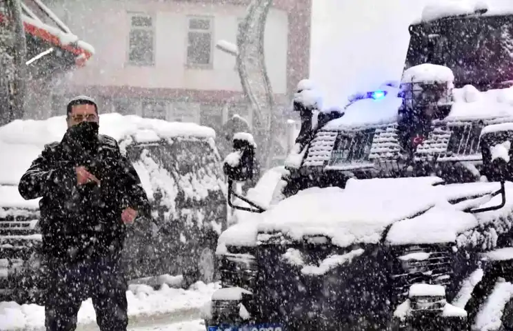 Hakkari Polisi, Kış Fırtınasına Meydan Okuyor
