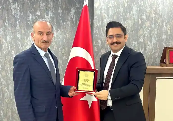 Hakkari İtfaiyecisi Tekin'e 45 Yılın Ödülü: Plaket