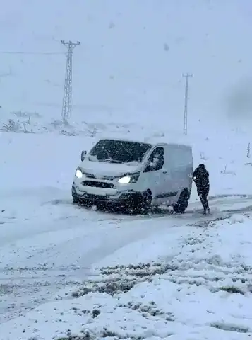 Yüksekova'da Yoğun Kar Yağışı Hayat Felç Etti