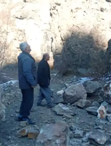 Dağdan Düşen Kaya Parçaları Kamyoneti Tehdit Etti