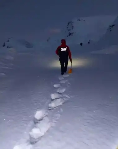 Hakkari'de Kar Yağışı Mahsur Kalan Aileyi Kurtardı