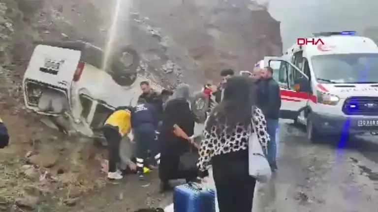 Yağışlı Havada Minibüs Kazası: 4 Yaralı