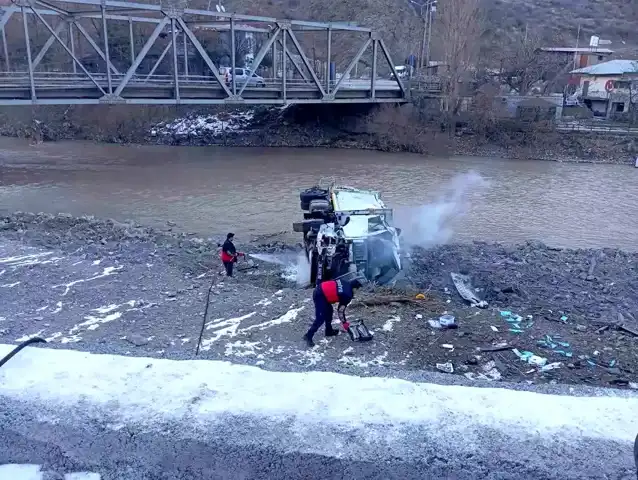 Hakkari'de Çöp Kamyonu Kazası: 3 Yaralı
