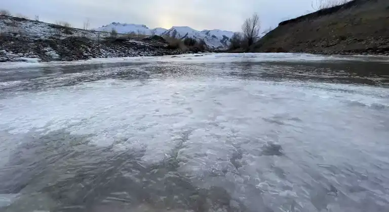 Hakkari Yüksekova'da Şiddetli Soğuk: Dereler Buz Tuttu!