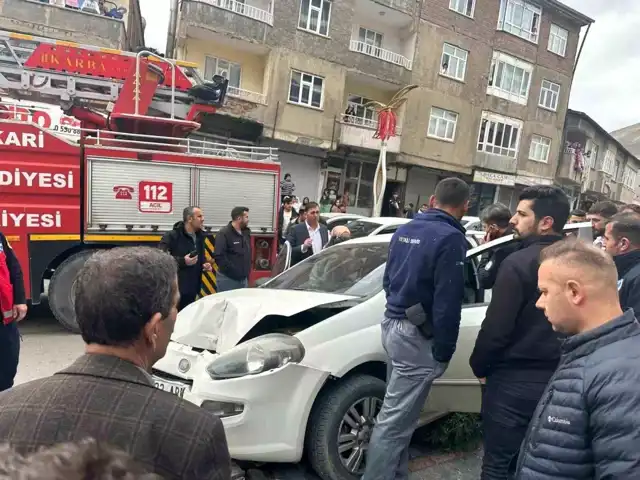 Hakkari'de Trafik Kazası: Aydınlatma Direğine Çarpma