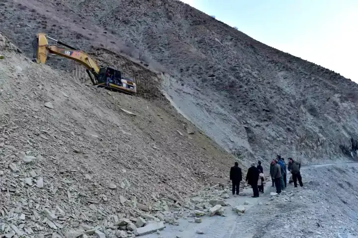 Hakkari Köy Yolları Genişletilip Stabilize Ediliyor