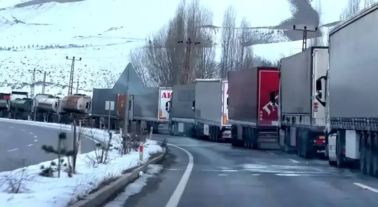 İran Sistem Sorunu: Yüksekova'da 10 km Tır Kuyruğu