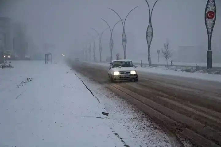 Yüksekova'da Kar ve Sis Sürücüleri Mağdur Etti