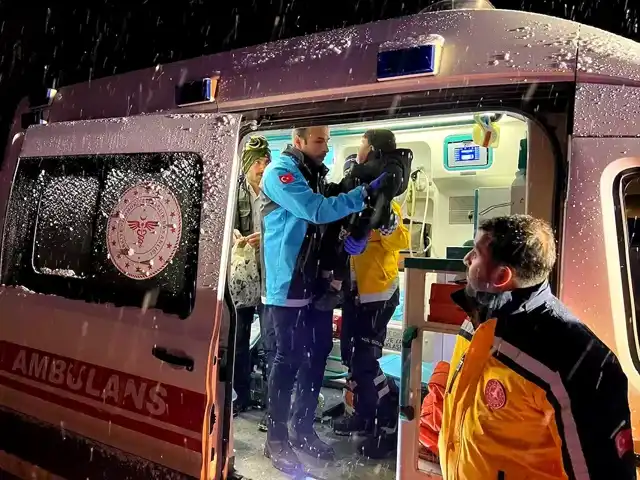 Yüksekova'da Kar Kapanı: 3 Yaşındaki Çocuk Kurtarıldı