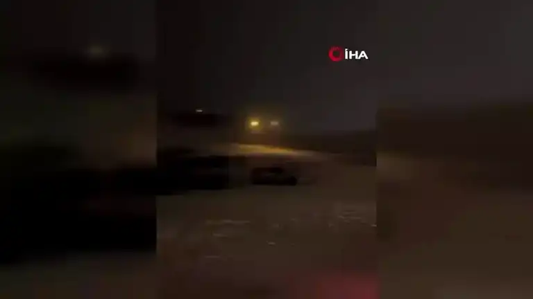 Yüksekova'da Kar Yağışı Sürücüleri Mahsur Bıraktı