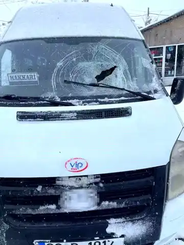 Yüksekova'da Minibüse Kaya Düştü: 10 Yolcu Kurtuldu