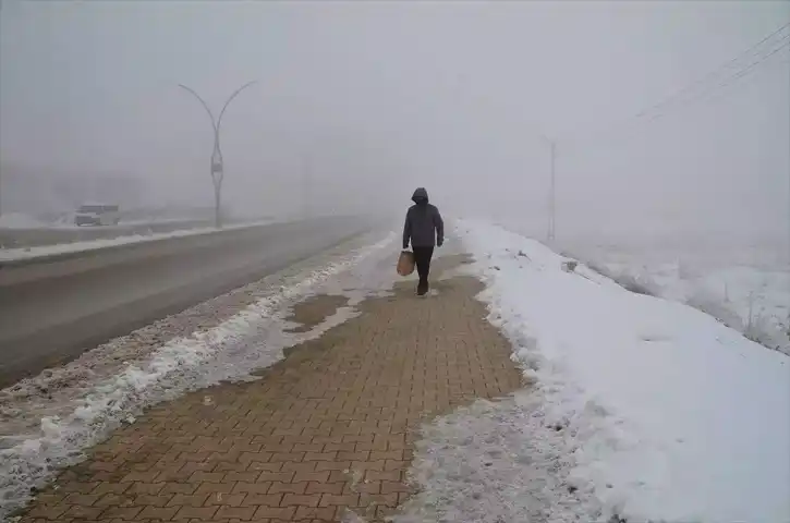 Yüksekova'da Sis ve Soğuk Hayat Felç Ediyor
