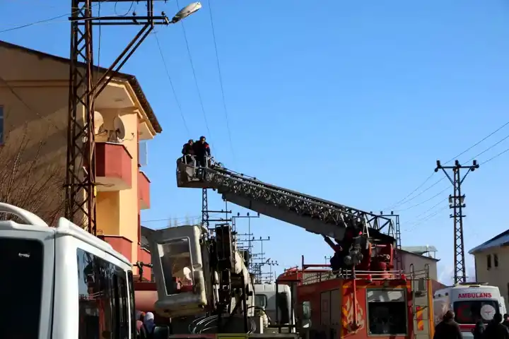 Yüksekova'da Yangın: 7 Kişi Kurtarıldı
