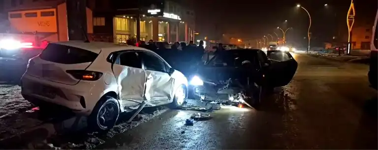 Yüksekova'da 3 Yaralı Zincirleme Kaza!